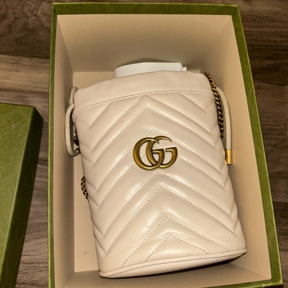Gucci MARMONT MINI BUCKET BAG, in white